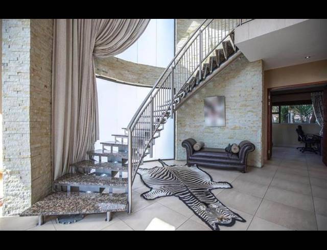 6 BEDROOM HOUSE FOR SALE IN MIDSTREAM ESTATE